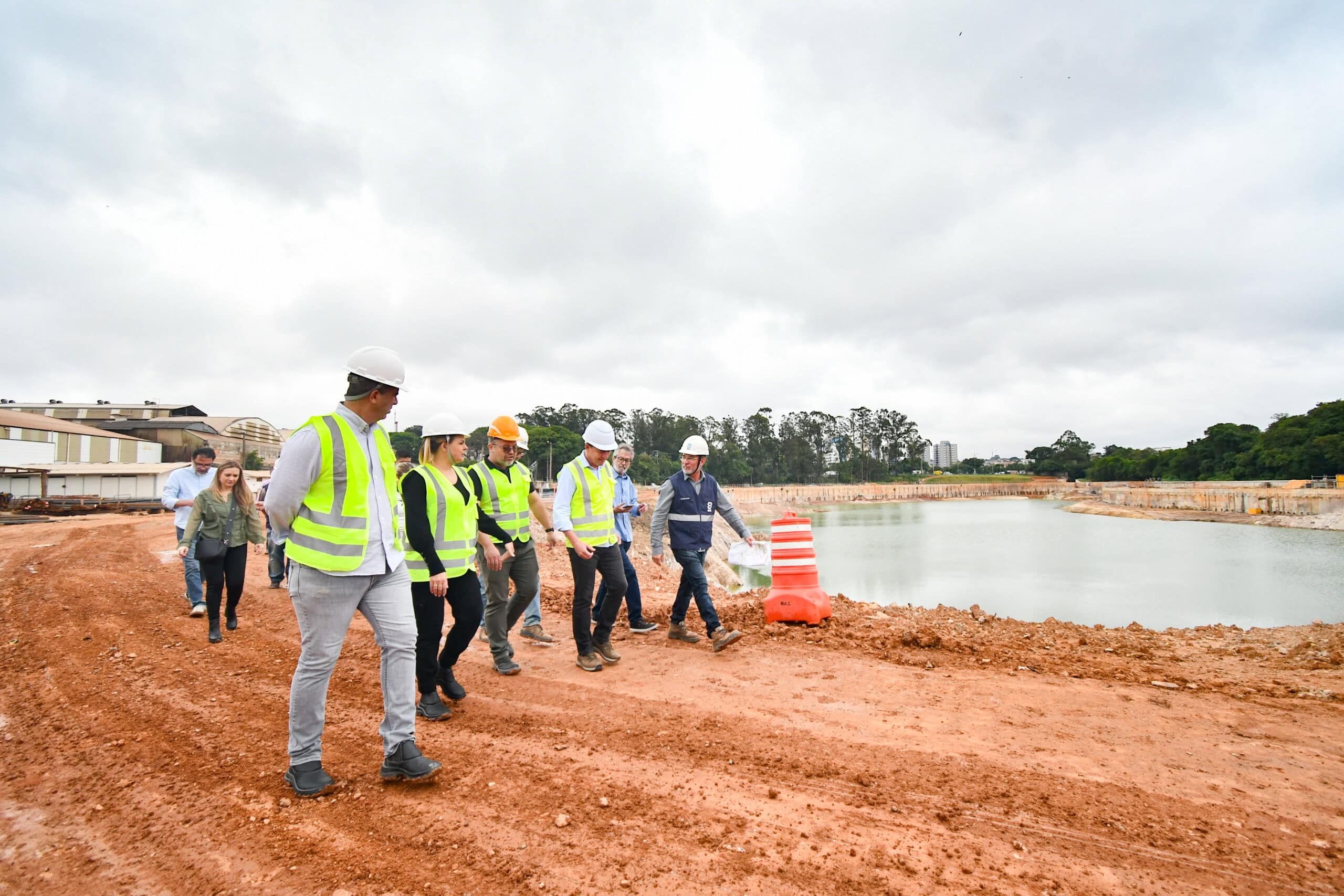 Orlando e Carla Morando vistoriam obras do Piscinão Jaboticabal, hoje 65% executado