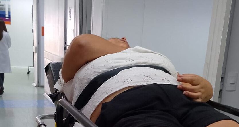 mulher na maca dentro da Coop