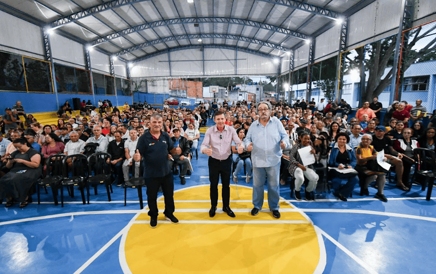 Orlando Morando avança em regularização e entrega escrituras no Jd. João de Barro