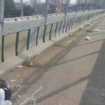 Moradores gravam lixo acumulado em passarela na Via Anchieta