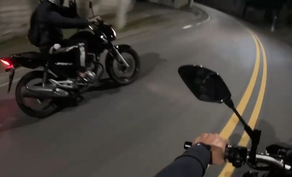 Câmera de capacete de motociclista registra tentativa de assalto na Imigrantes
