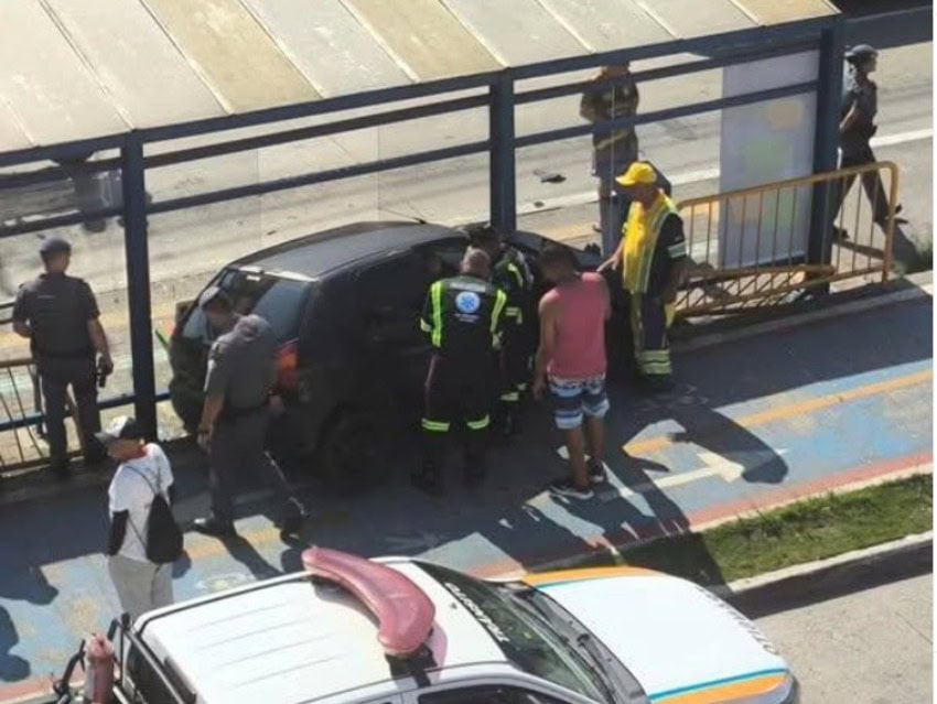 Motorista perde controle e atinge ponto de ônibus na Estrada dos Alvarengas