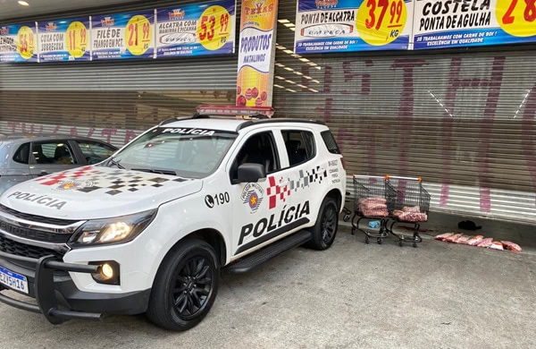viatura no açougue da rua dos Vianas