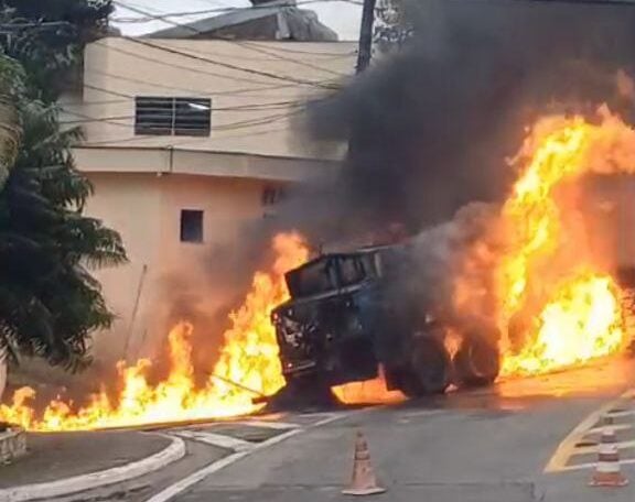 caminhão pegando fogo