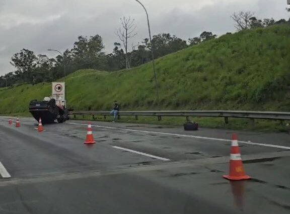 BMW Capota no Rodoanel e uma pessoa fica ferida