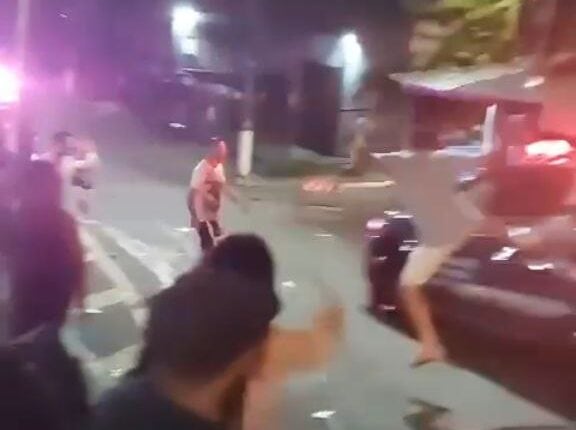 homem chuta viatura da GCM em Diadema