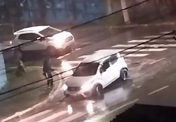 carro no buraco