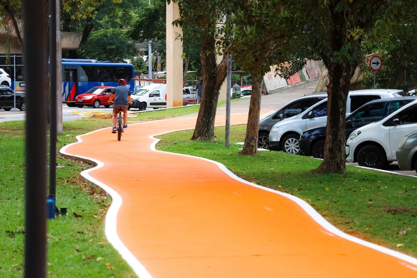 Calçada ao redor do espaço está sendo pintada de laranja