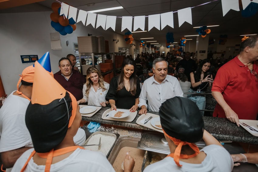 Prefeito Marcelo Lima, ao lado da primeira-dama Zana Lima e da vice Jéssica Cormick, participou da celebração do Bom Prato