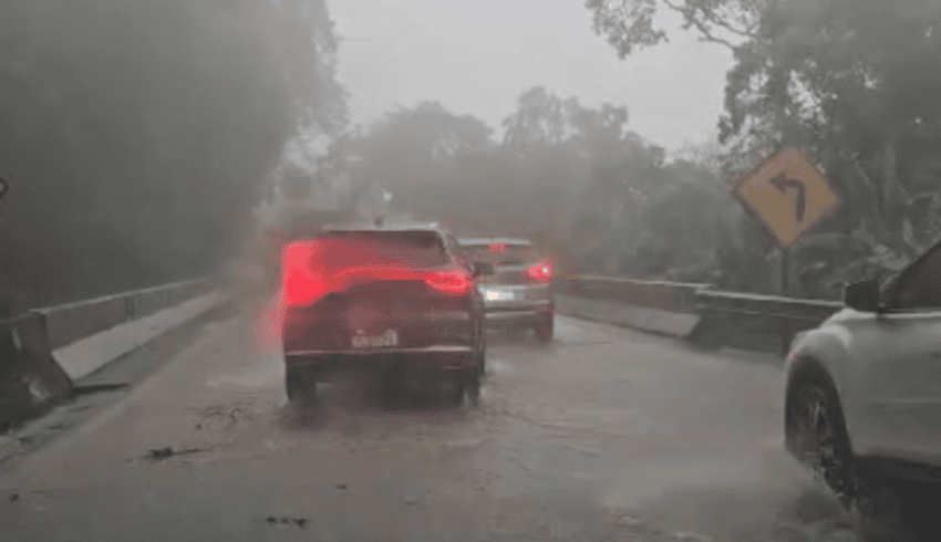 Vídeo mostra ponto de alagamento na Anchieta, sentido São Paulo