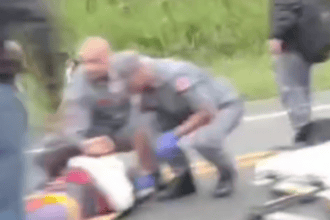 Acidente entre motocicletas interdita acostamento na Índio Tibiriçá em Ribeirão Pires