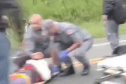 Acidente entre motocicletas interdita acostamento na Índio Tibiriçá em Ribeirão Pires