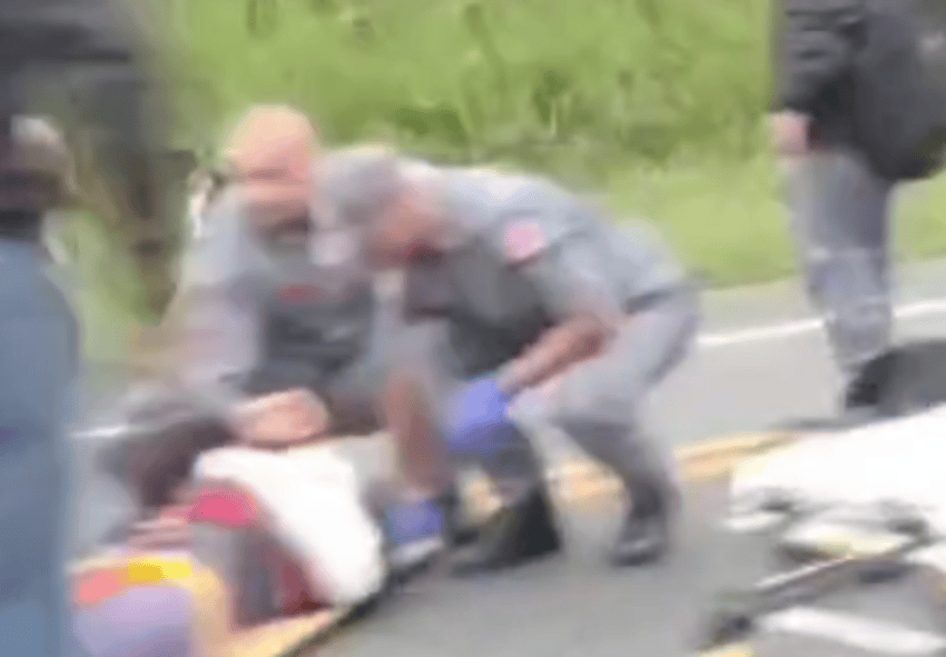Acidente entre motocicletas interdita acostamento na Índio Tibiriçá em Ribeirão Pires