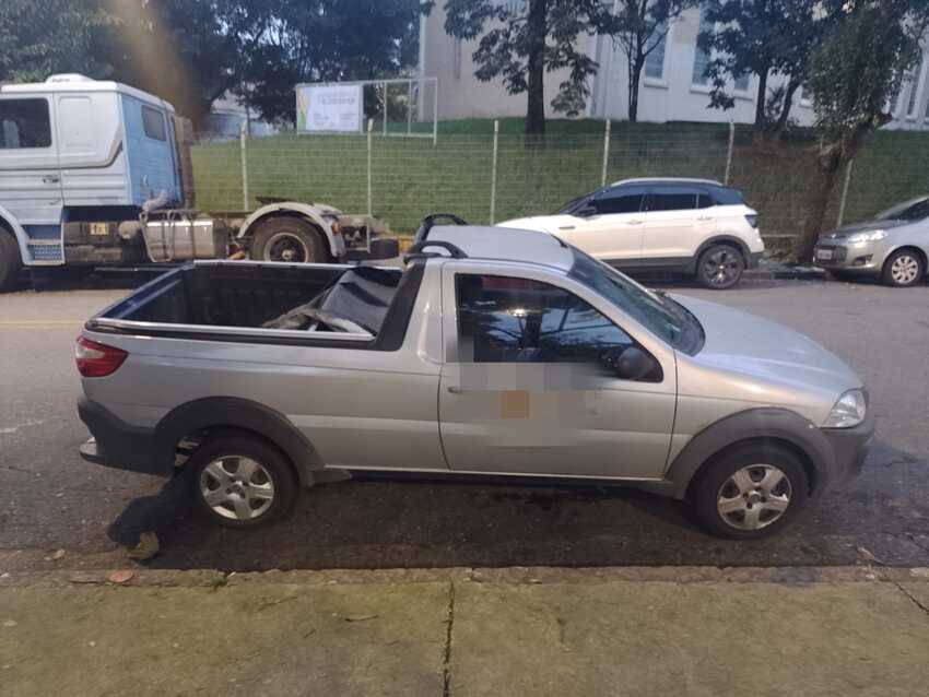 Olá, boa noite. Tudo bem?Seguem as informações solicitadas: A Prefeitura de São Bernardo informa, por meio da Secretaria de Transportes e Vias Públicas, que a ocorrência ocorreu na Avenida Lions, altura do Viaduto Rotary, sentido Santo André. O veículo, objeto de furto, teve problema de abastecimento de combustível e foi abandonado no local. Devido às circunstâncias, houve a necessidade de perícia. Reforçamos que a via já foi completamente liberada e o fluxo normalizado.