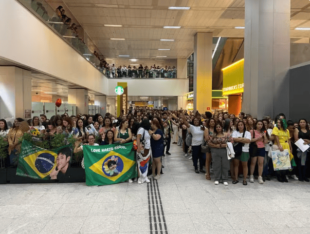 Fãs lotam aeroporto para receber astro de Doramas Jung Hae In