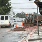 Ramal de água da Sabesp rompe na Estrada dos Alvarengas, em São Bernardo