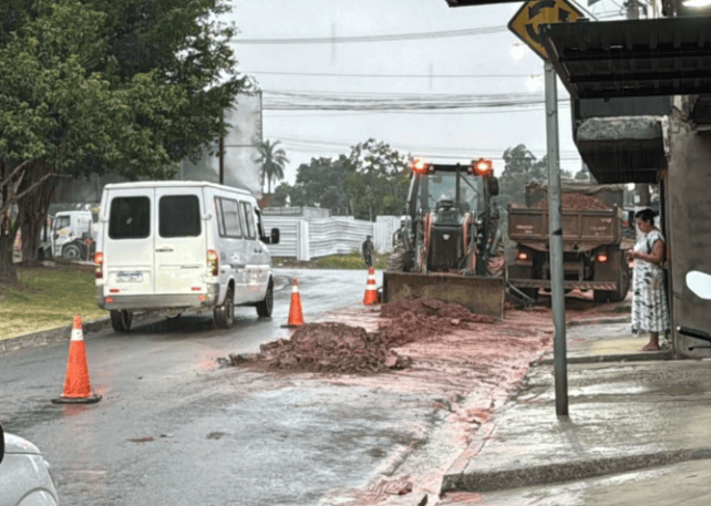 Ramal de água da Sabesp rompe na Estrada dos Alvarengas, em São Bernardo