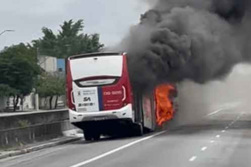 Ônibus pega fogo em Santo André