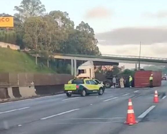 Contêiner tomba no Km 16 da Rodovia dos Imigrantes