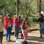 Semasa leva crianças para brincar na natureza durante as férias