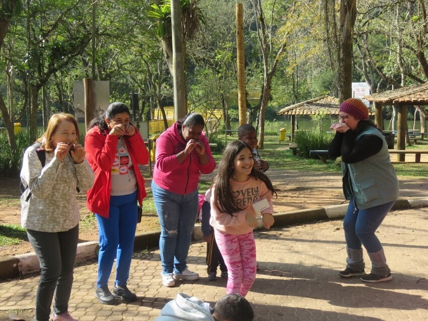 Semasa leva crianças para brincar na natureza durante as férias