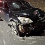 Carro derruba poste na estrada Galvão Bueno em São Bernardo