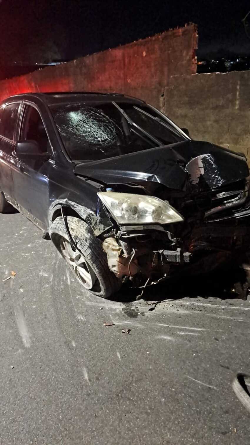 Carro derruba poste na estrada Galvão Bueno em São Bernardo