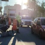 Mulher é socorrida após colisão entre moto e carro na avenida Piraporinha