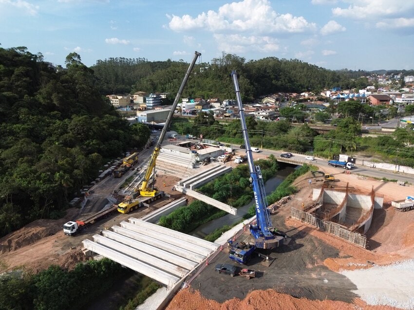 Guto Volpi vistoria obras de mobilidade e construção de unidades de saúde nos bairros