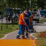 Calçada ao redor do espaço está sendo pintada de laranja