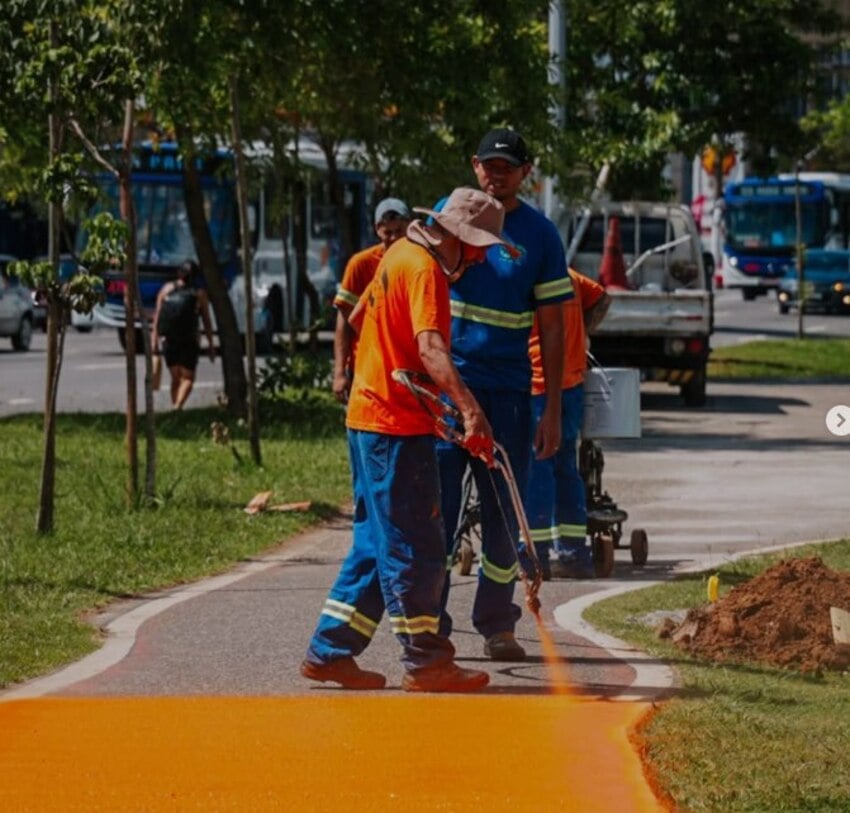 Calçada ao redor do espaço está sendo pintada de laranja