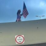 No dia da posse de Trump, homem vestido de Tio Sam leva bandeira a viaduto de Sto.André