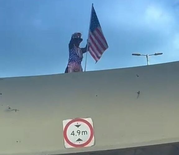 No dia da posse de Trump, homem vestido de Tio Sam leva bandeira a viaduto de Sto.André