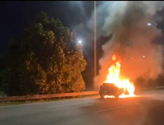 Veículo pega fogo no km 18 da Rodovia Anchieta