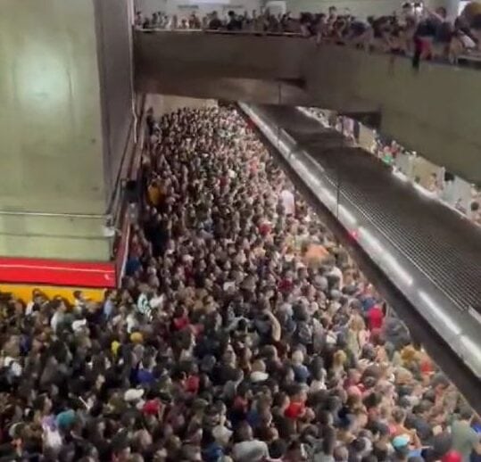 Na Capital: Estação Sé lotada na véspera de feriado
