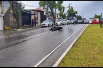 Motocicleta envolvida em fio de alta tensão interrompe trânsito na Av. Luiz Pequini