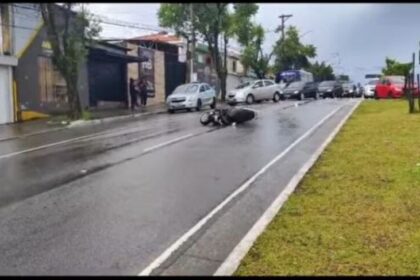 Motocicleta envolvida em fio de alta tensão interrompe trânsito na Av. Luiz Pequini