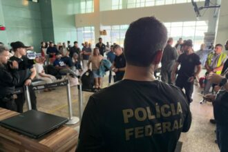 Governo brasileiro ordena retirada de algemas de deportados dos EUA