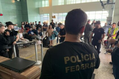 Governo brasileiro ordena retirada de algemas de deportados dos EUA