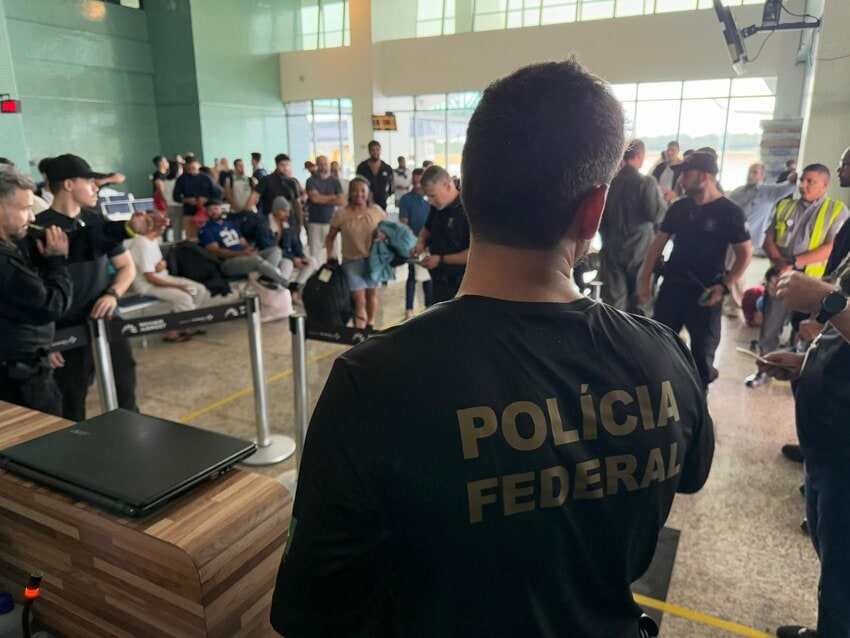 Governo brasileiro ordena retirada de algemas de deportados dos EUA