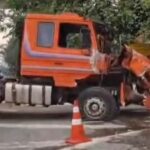 Carreta atinge poste que cai sobre carro na Anchieta
