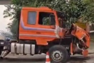 Carreta atinge poste que cai sobre carro na Anchieta