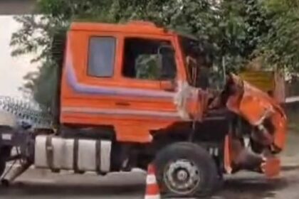 Carreta atinge poste que cai sobre carro na Anchieta