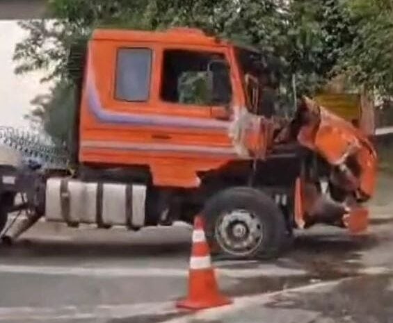 Carreta atinge poste que cai sobre carro na Anchieta