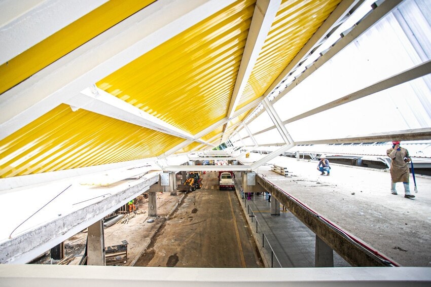 Troca completa da cobertura era demanda antiga de usuários do terminal e comerciantes, e a nova estrutura agora traz material moderno e até mesmo placa de captação de energia solar