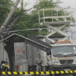 Caminhão colide com poste na avenida Senador Vergueiro e motorista foge