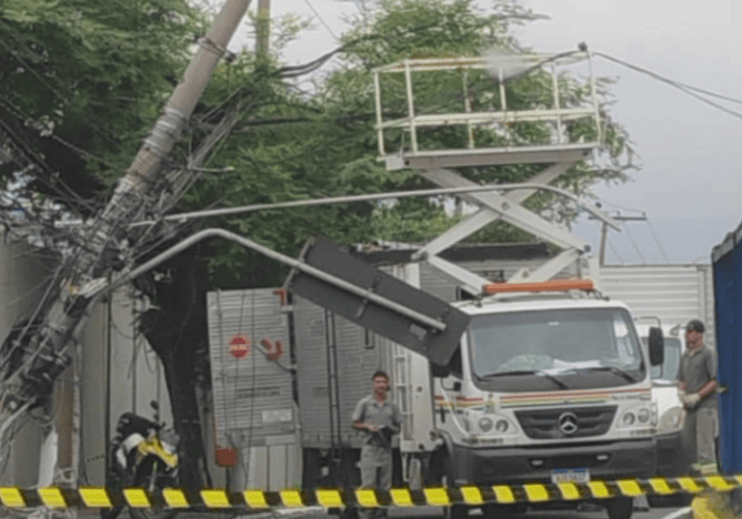 Caminhão colide com poste na avenida Senador Vergueiro e motorista foge