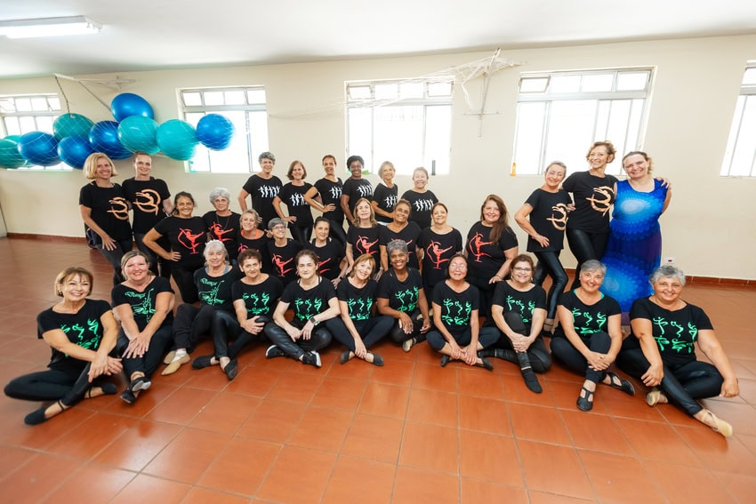 Programa Campeões da Vida é gratuito e oferece atividades como coreografia, vôlei e natação para o público 50+, estimulando a prática de esporte