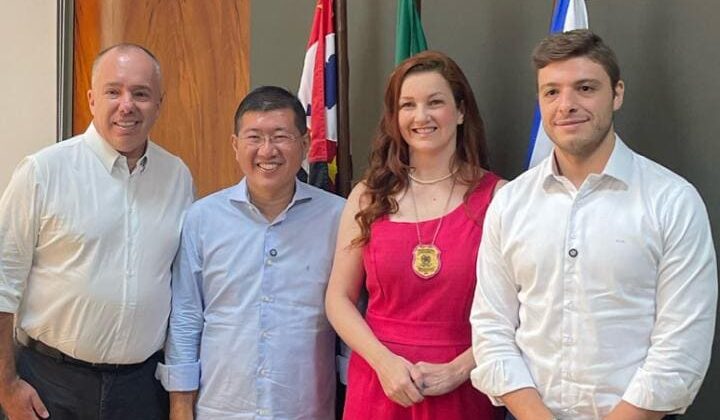 Kiko Teixeira, secretário de administração e gestão de pessoas, prefeito Taka Yamauchi, delegada Renata Cruppi e o deputado estadual Thiago Auricchio