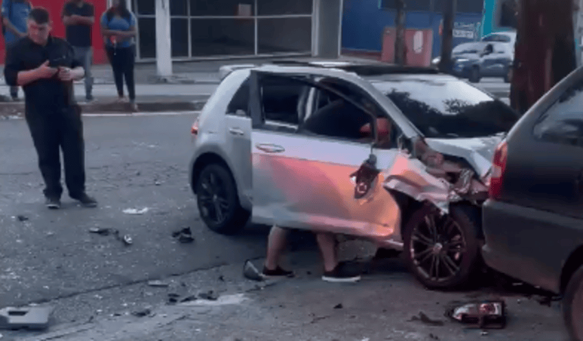 Carro em alta velocidade avança sinal vermelho e causa acidente na Dom Pedro I, em Santo André